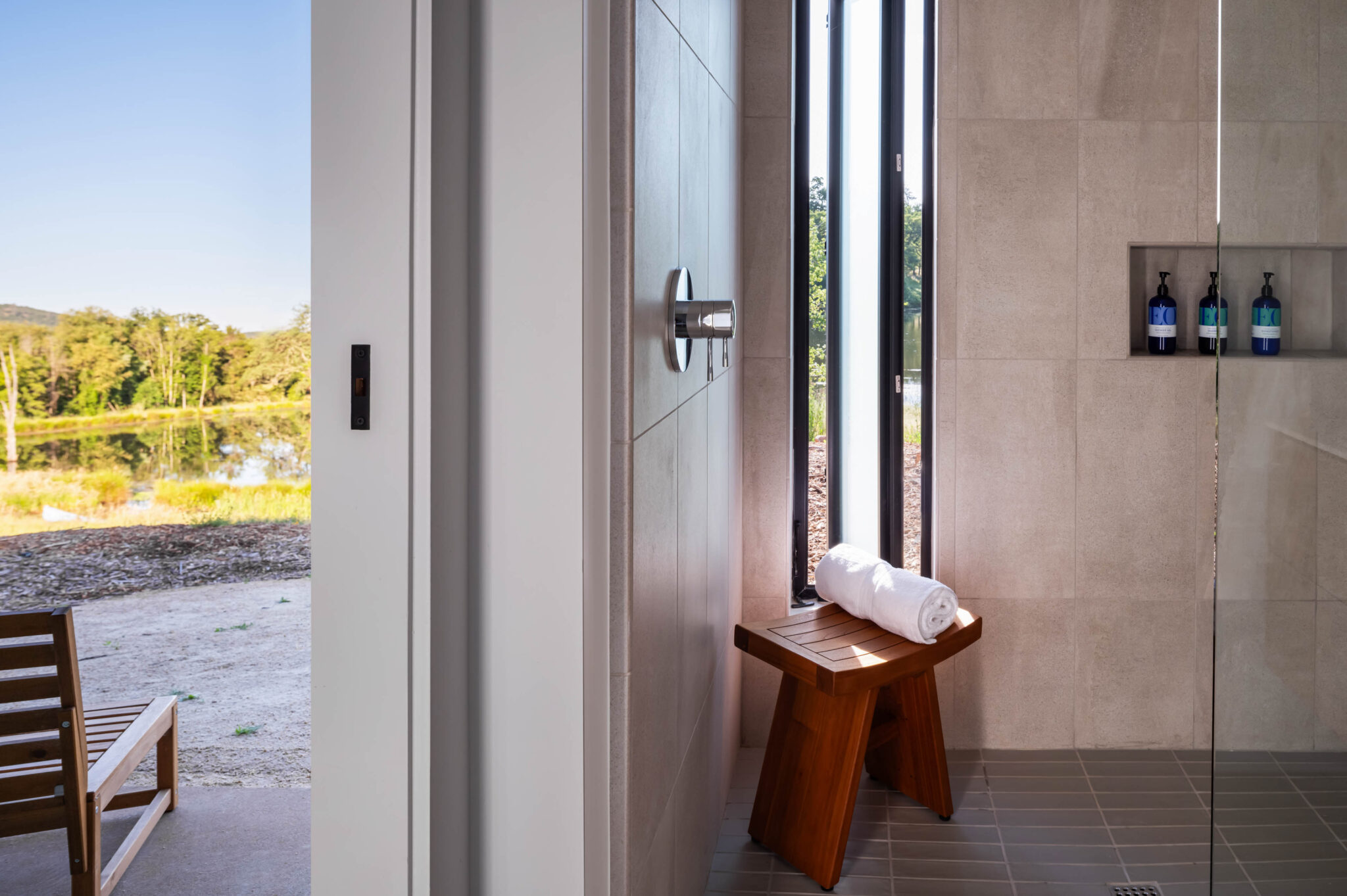 JNT custom home-bathroom detail